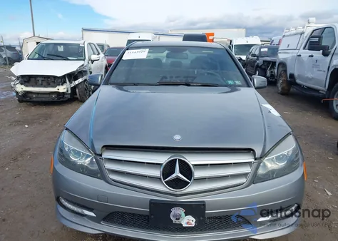 2011 Mercedes-Benz C 300 Luxury 4Matic/Sport 4Matic z USA, uszkodzony, nr VIN WDDGF8BB4BR162809